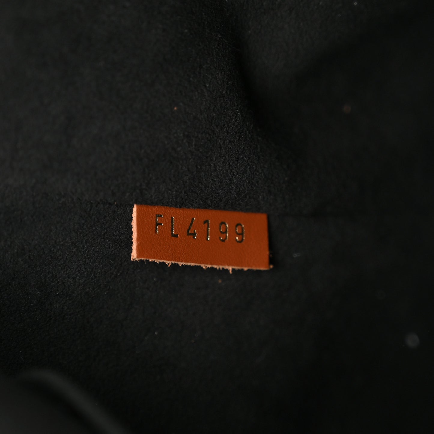 Monogram V Tote MM Black