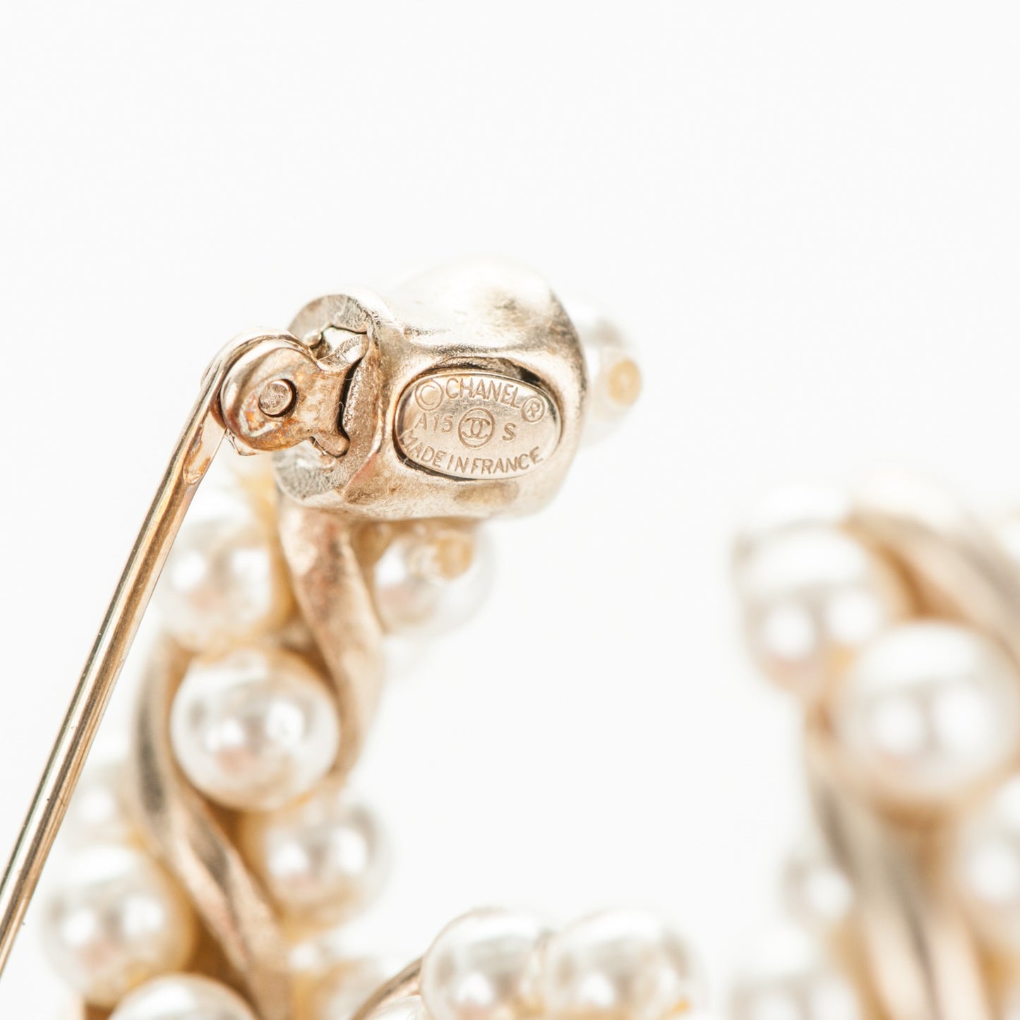 Pearl Twisted CC Brooch Gold