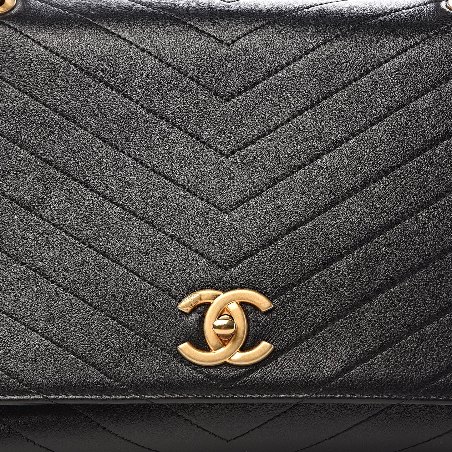 Grained Calfskin Elaphe Stitched Medium Chevron Chic Top Handle Flap Black