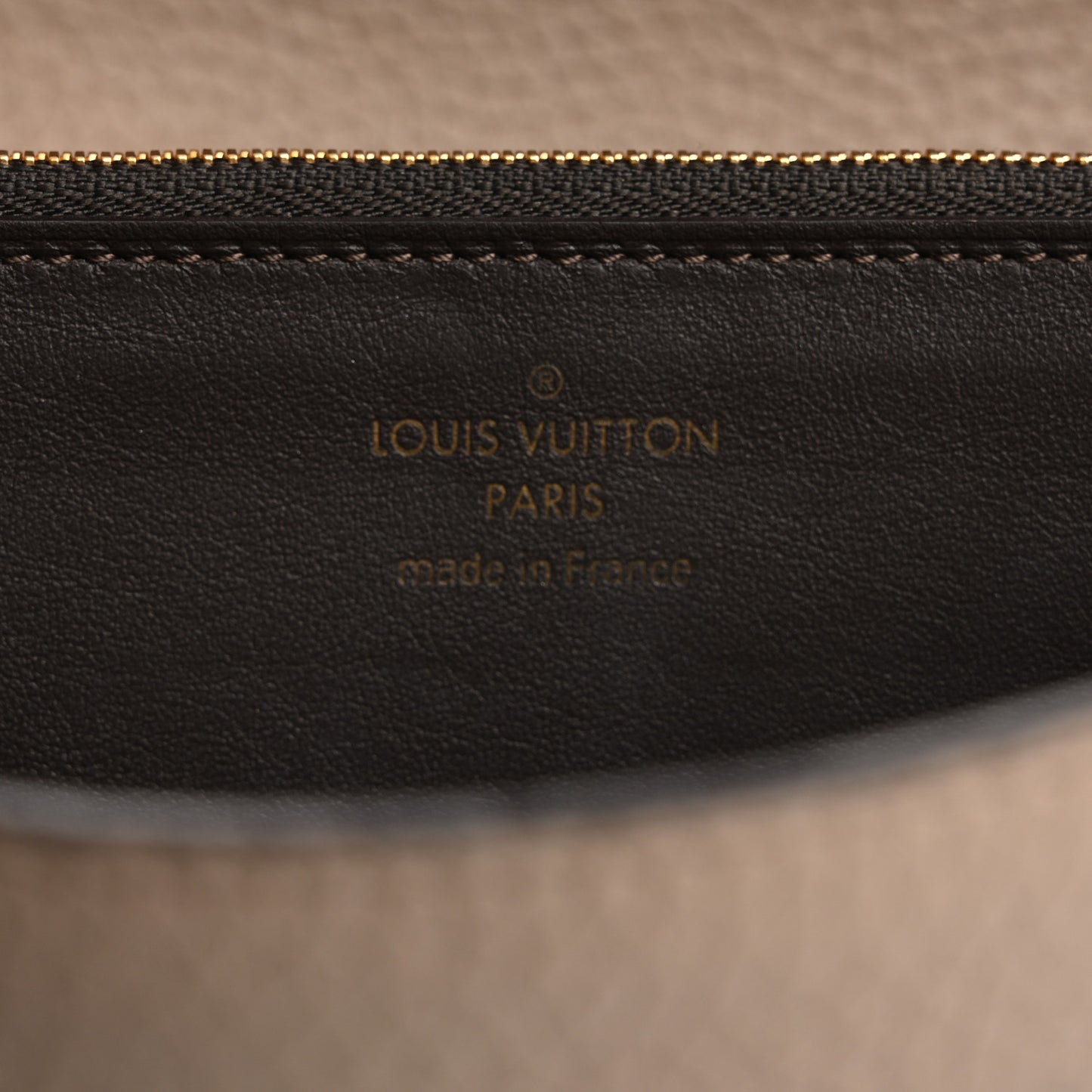 Taurillon Capucines Wallet Galet