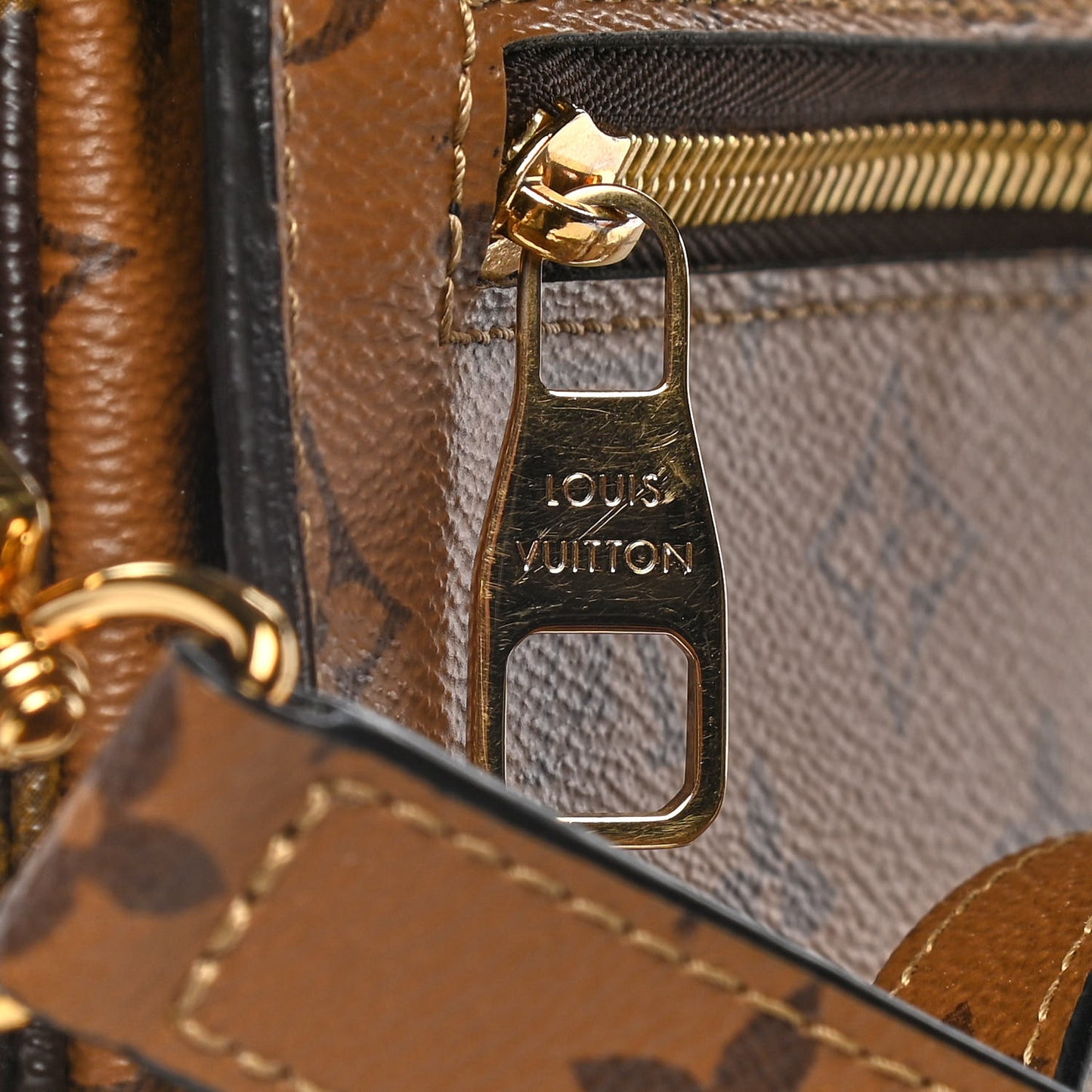 Reverse Monogram Pochette Metis