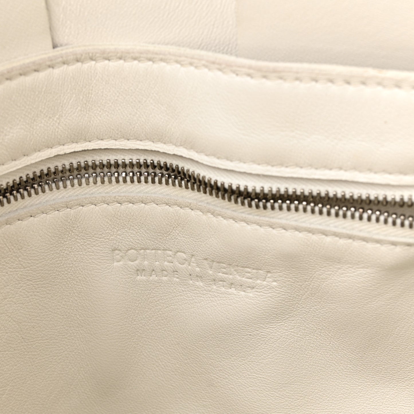 Lambskin Maxi Intrecciato Cassette Messenger Chalk