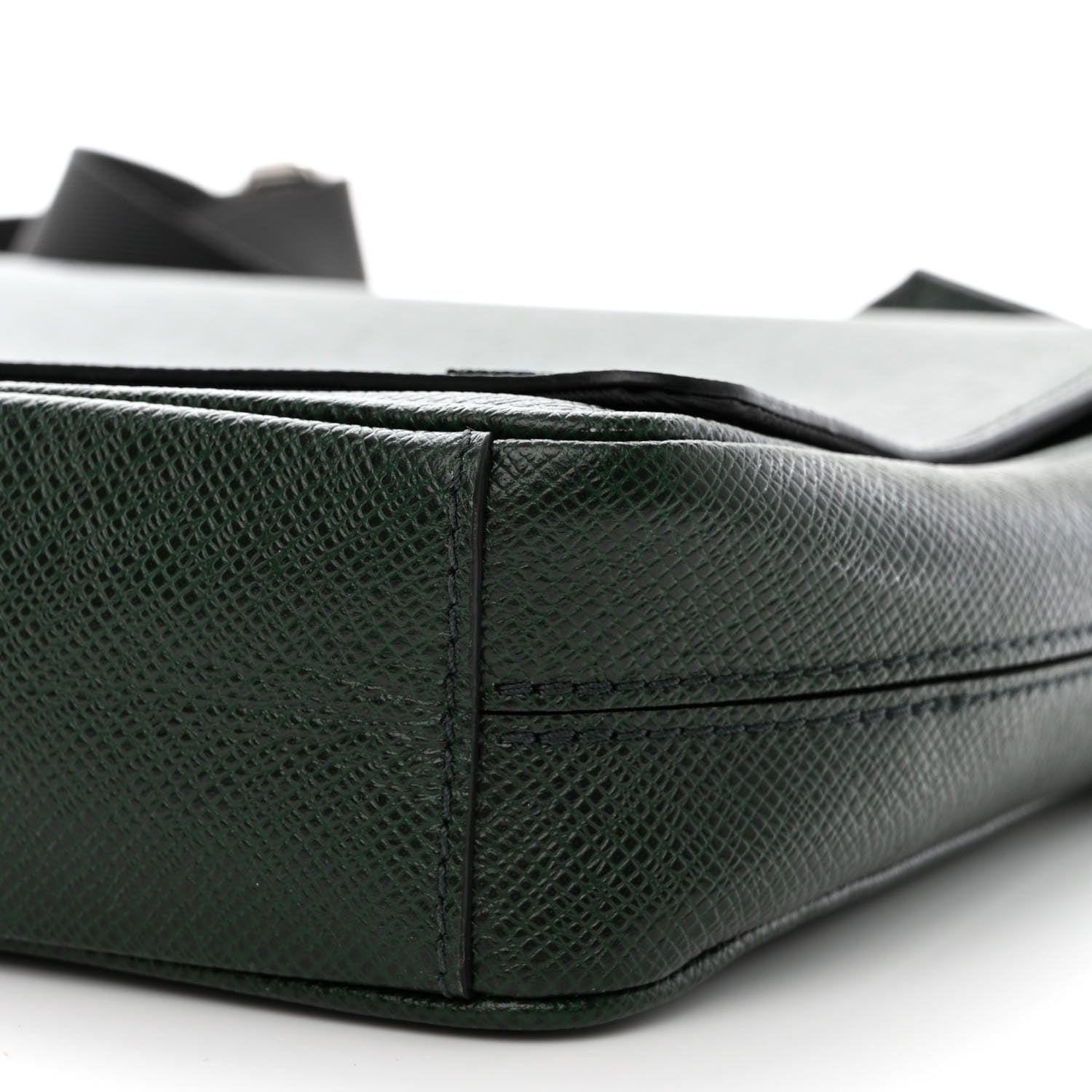 Louis Vuitton Taiga District PM Epicea 9 of 10