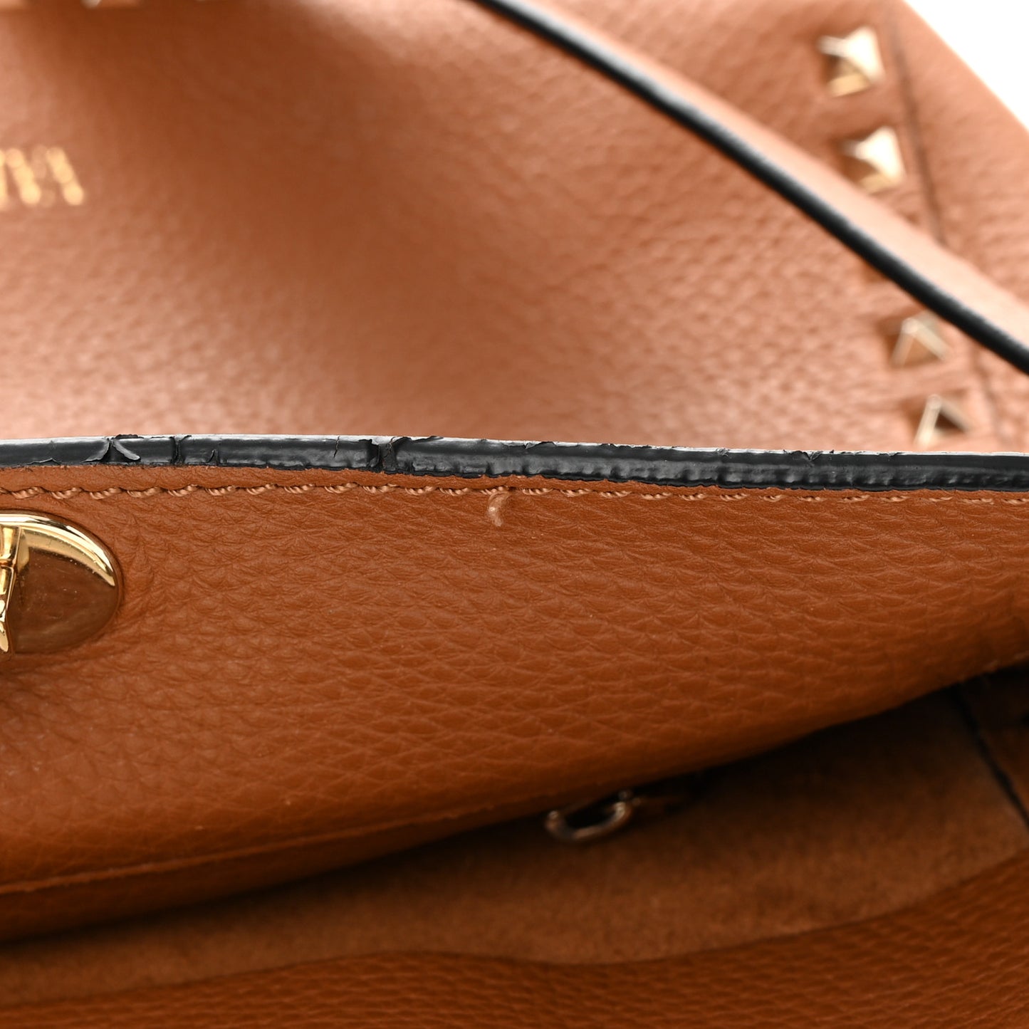 Pebbled Calfskin Small Rockstud Flip-Lock Messenger Bag Light Cuir