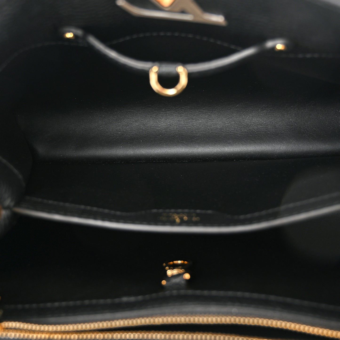 Taurillon Capucines MM Black Etain Metallic Gray