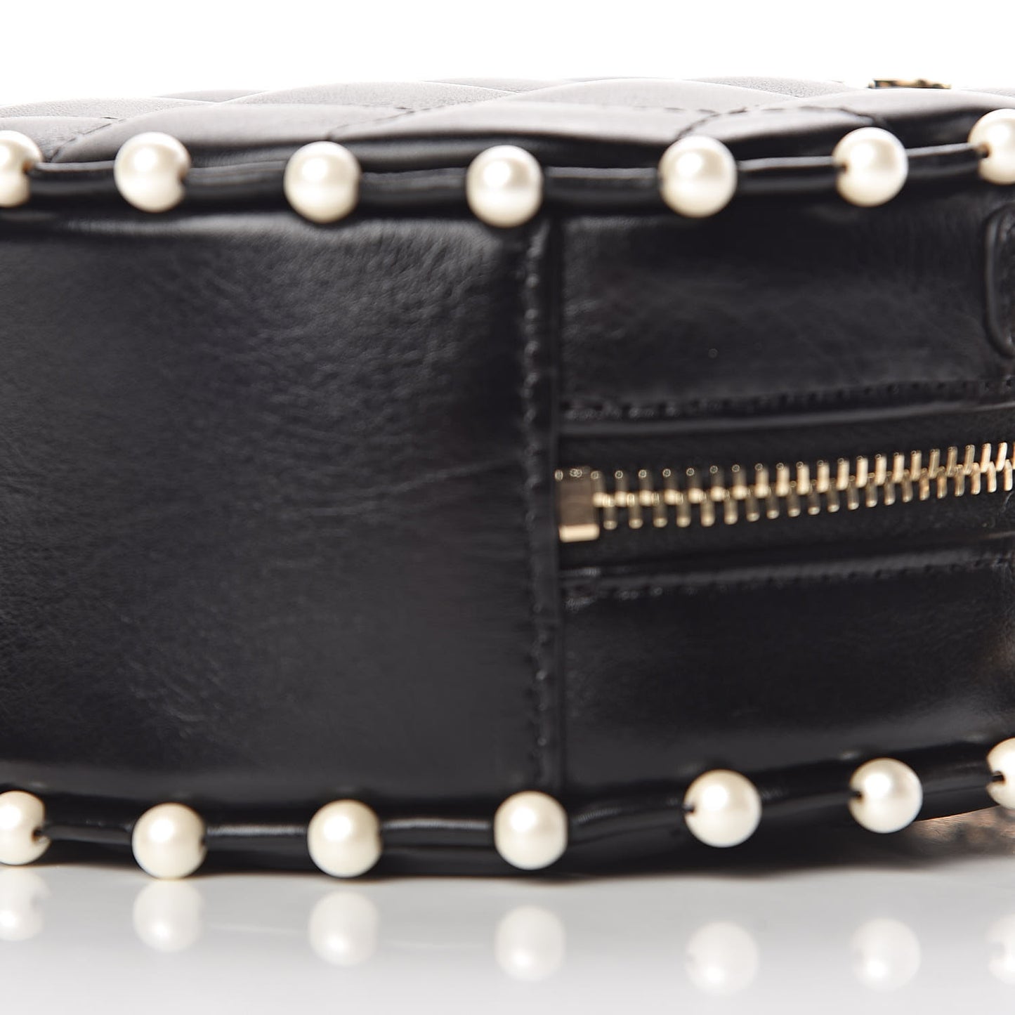 Calfskin Quilted Pearl Round Clutch With Chain Black
