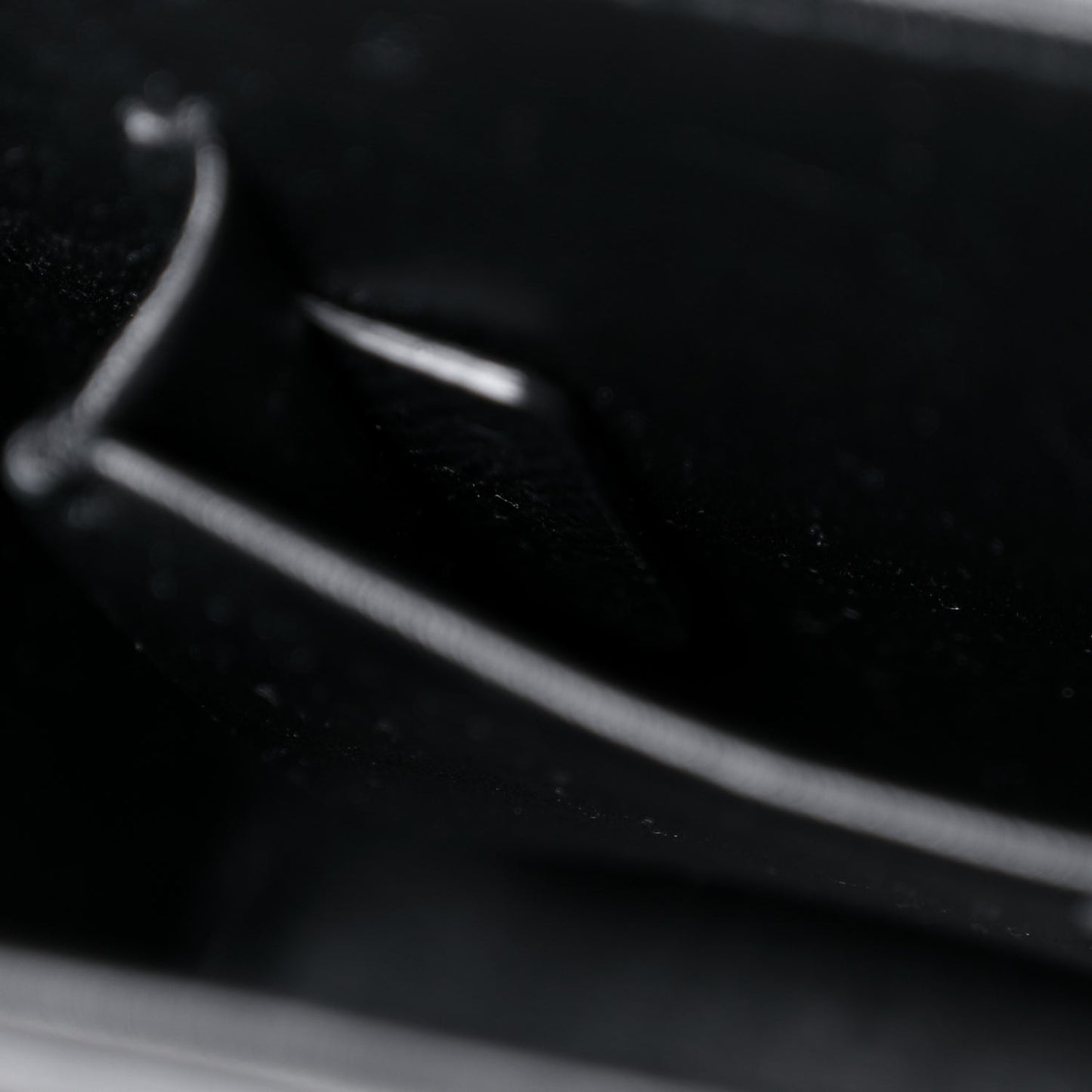 Ultra Matte Grained Calfskin 30 Montaigne Box Bag Black