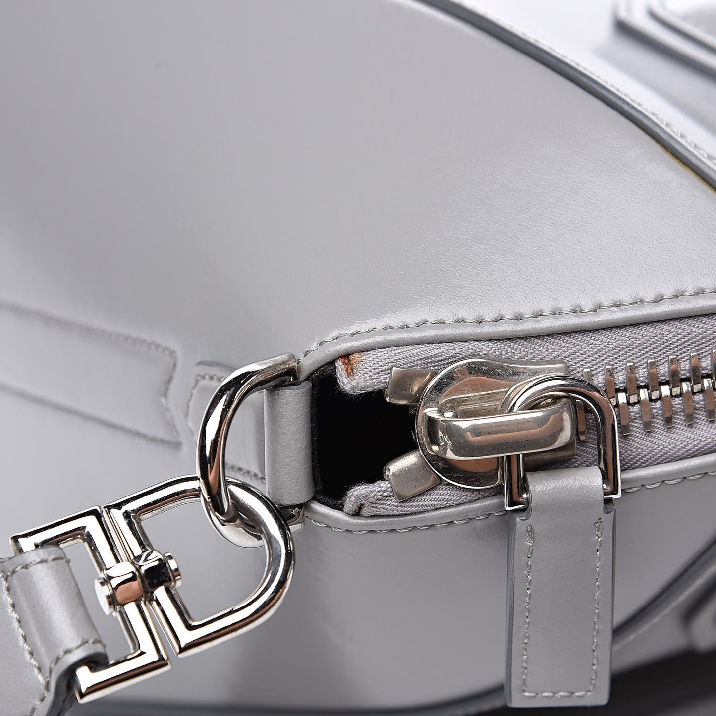 Shiny Lord Calfskin Medium Antigona Pearl Grey