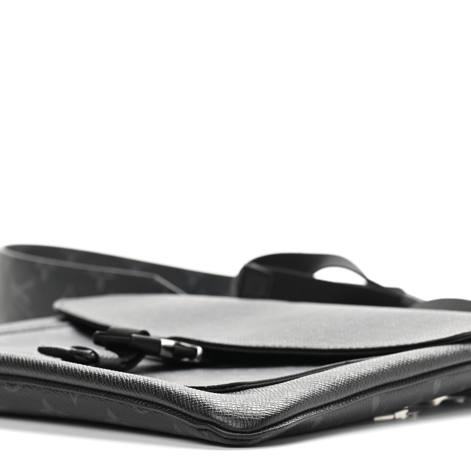 Louis Vuitton Taigarama Messengerama Black 8 of 8