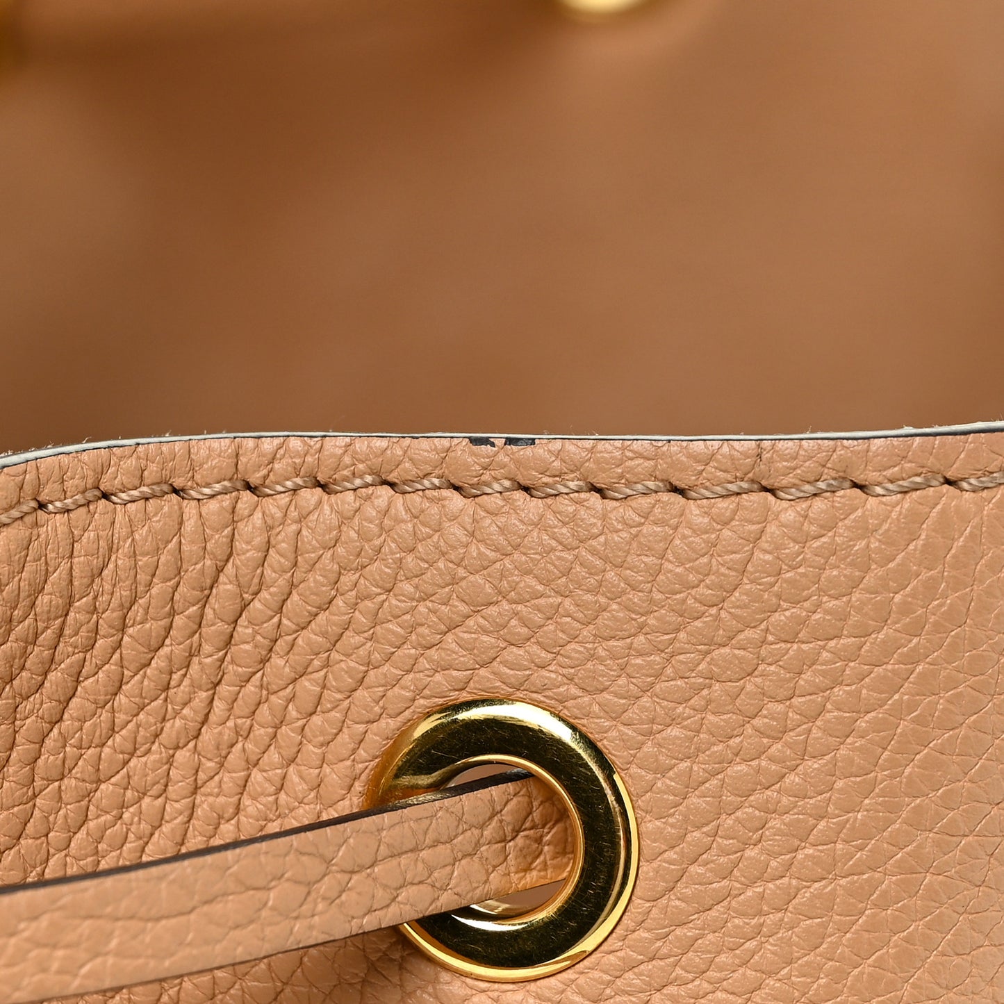 Calfskin Lockme Bucket MM Arizona Beige