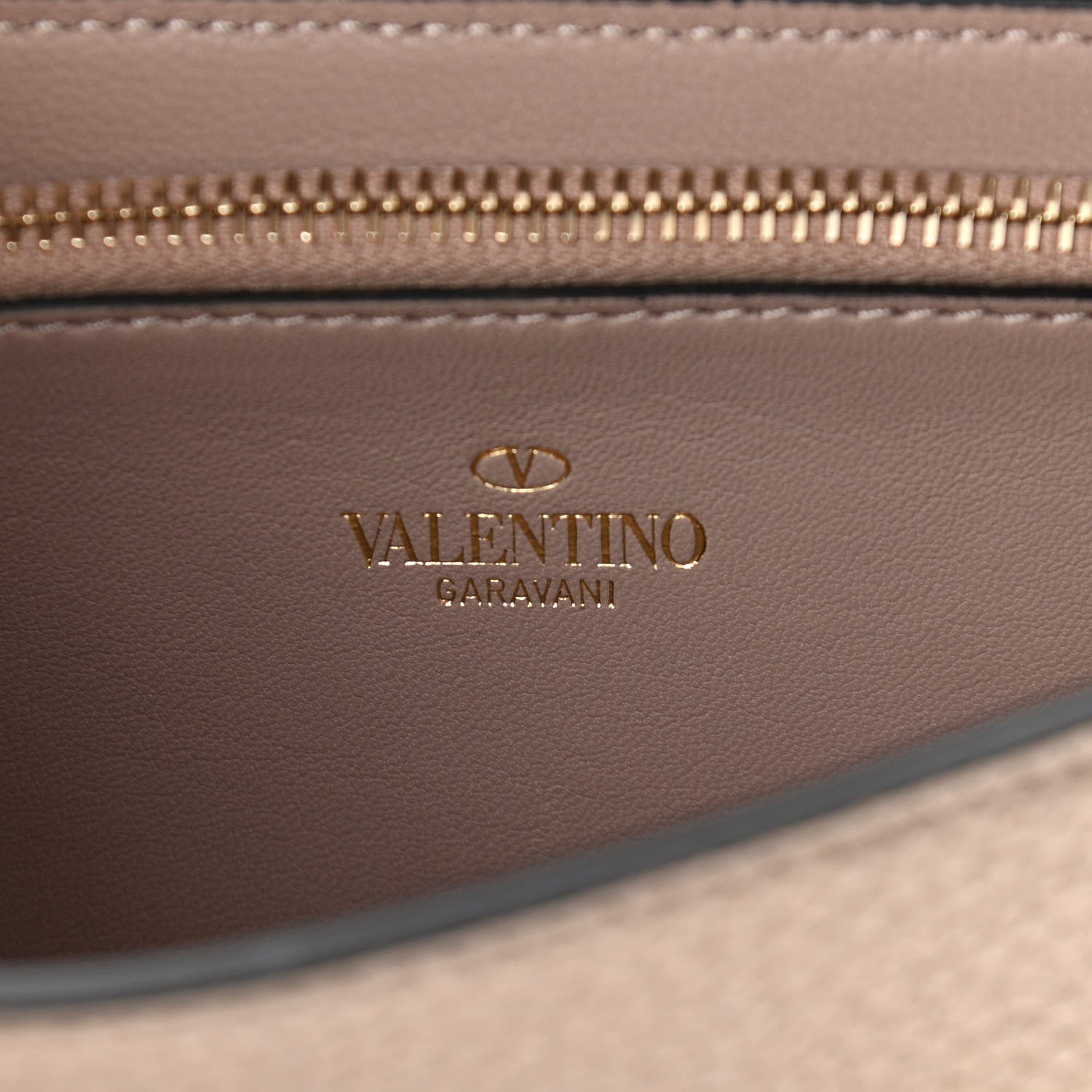 Valentino Garavani Metallic Pebbled Calfskin Rockstud Phone Case With Chain Sasso 5 of 9