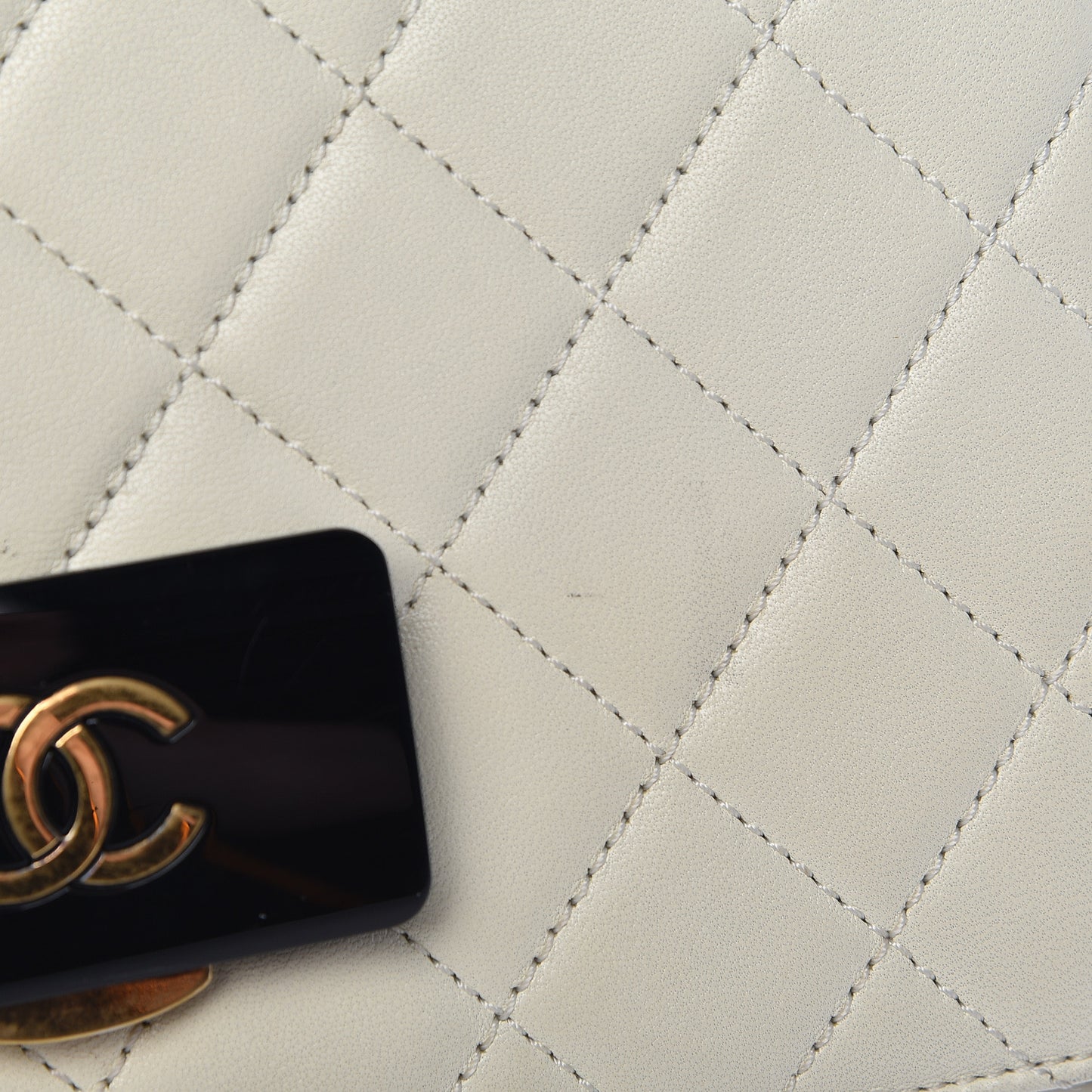 Sheepskin Quilted Beauty Lock Flap White