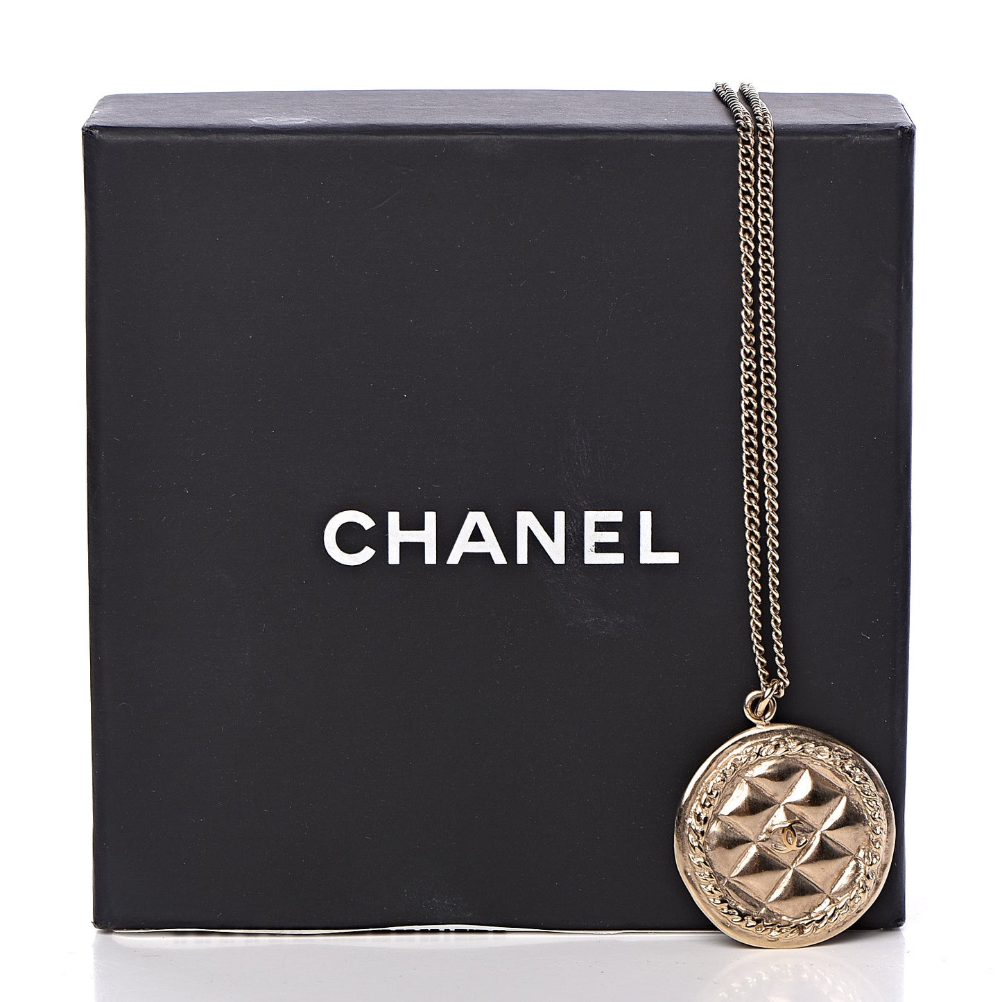 Medallion Quilted CC Chain Necklace Gold