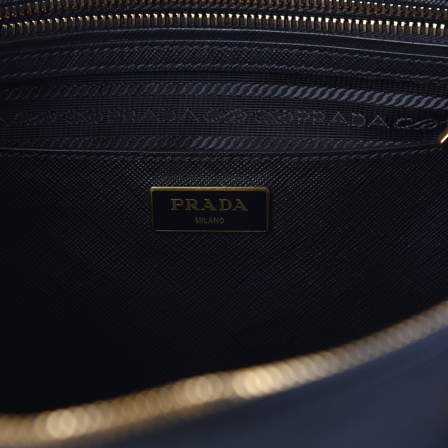 Saffiano Medium Galleria Double Zip Tote Black