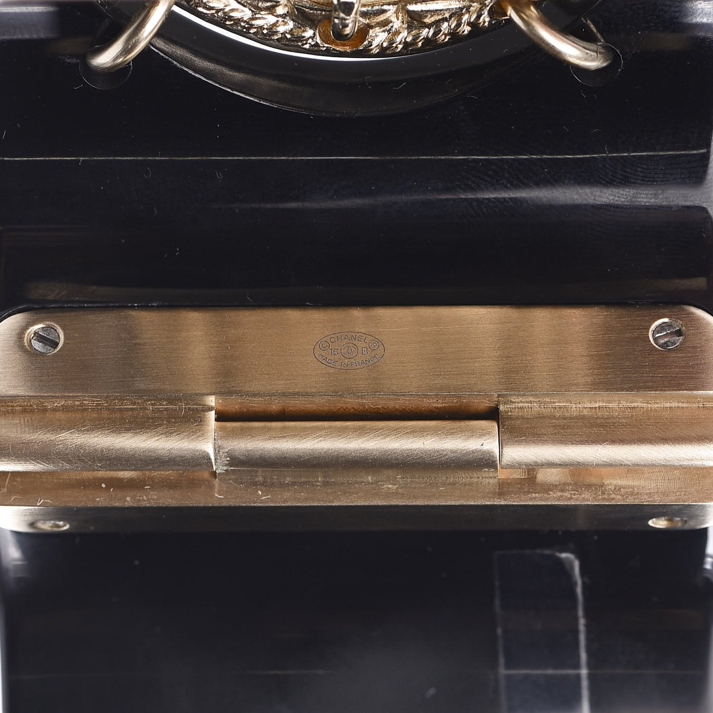 Resin Medallion CC Cuff Black Gold
