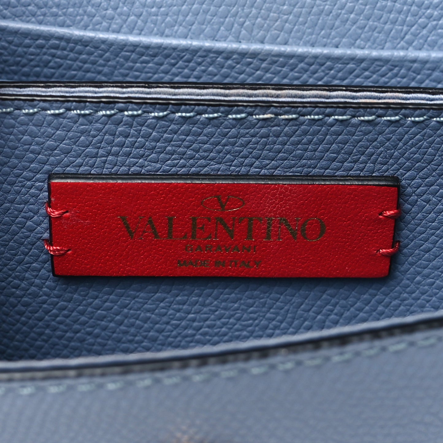 Grainy Calfskin VLogo Compact Wallet with Chain Niagara