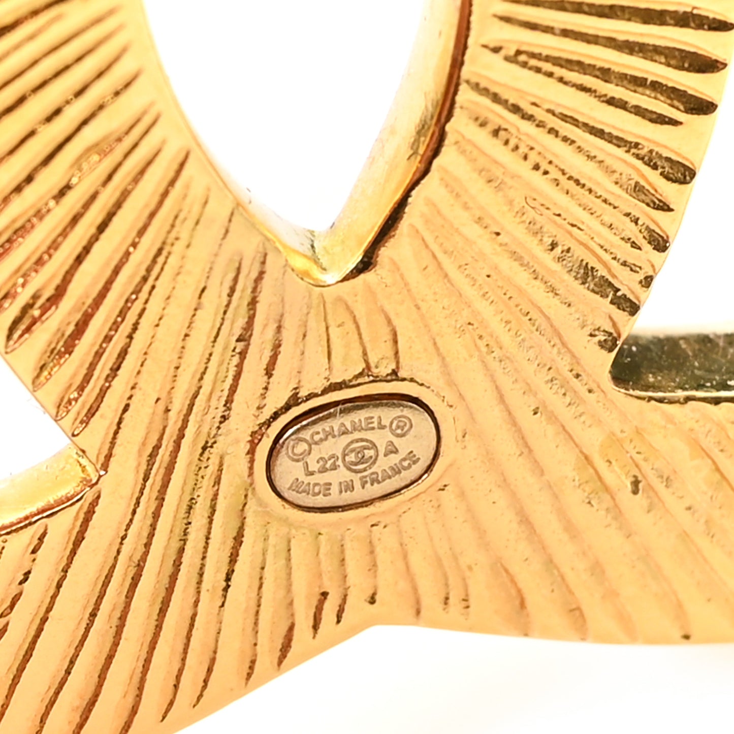 Metal CC Brooch Gold