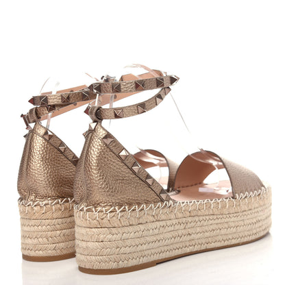 Valentino Garavani Metallic Grained Calfskin Rockstud Ankle Wrap Espadrille Flatform Sandals 41 Skin Natural 4 of 11