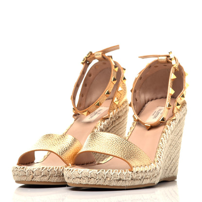 Valentino Garavani Metallic Pebbled Calfskin Rockstud Ankle Strap Espadrille 15/105mm Wedge Sandals 39 Antique Brass Natural 3 of 8