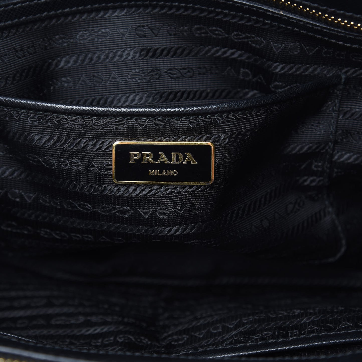 Saffiano Medium Galleria Double Zip Tote Black