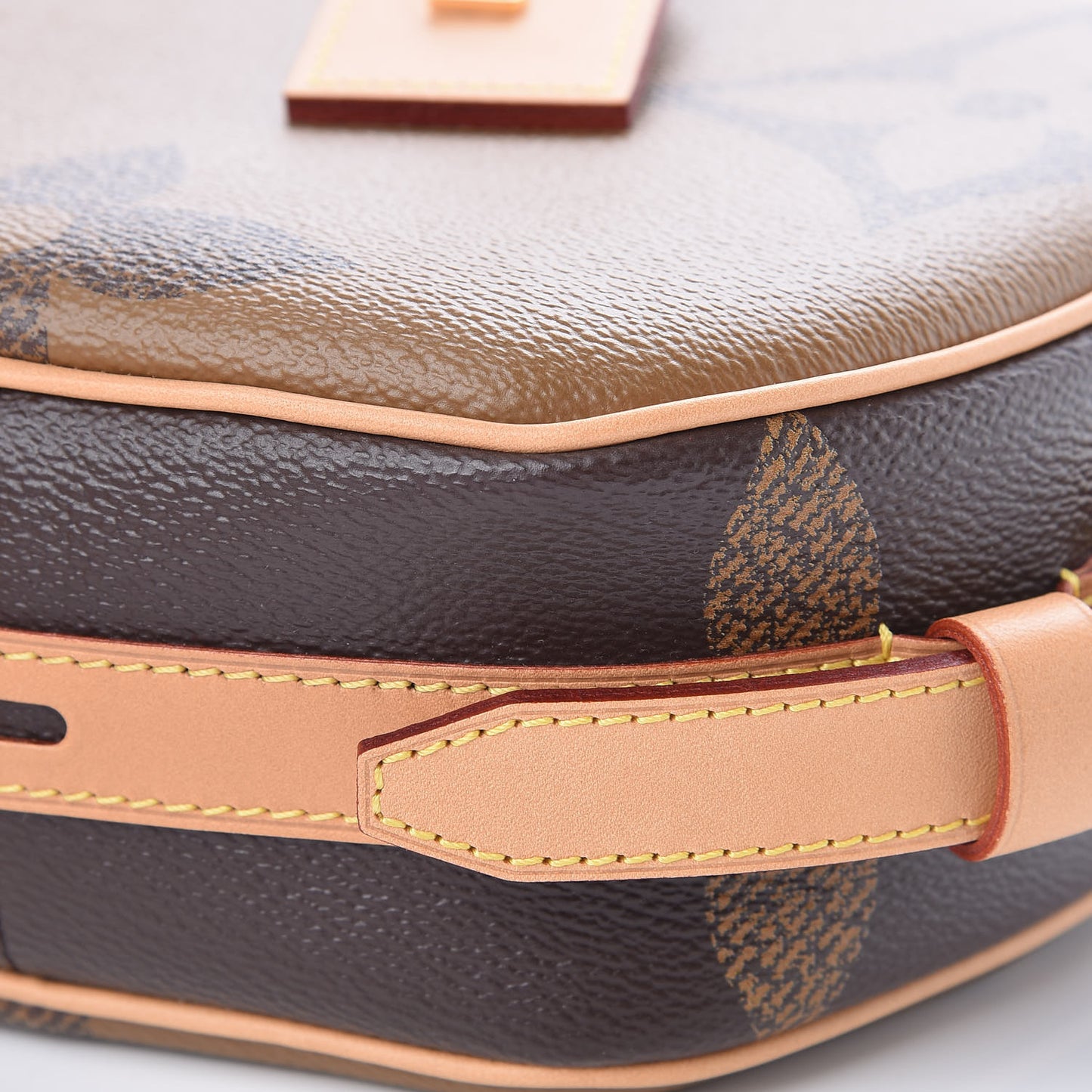 Reverse Monogram Giant Boite Chapeau Souple