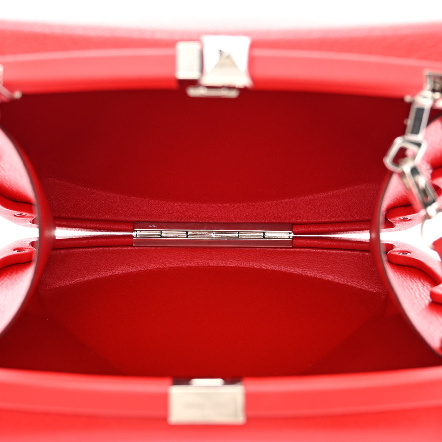 Chevre Chamkila Clou Medor Clutch Rouge De Coeur