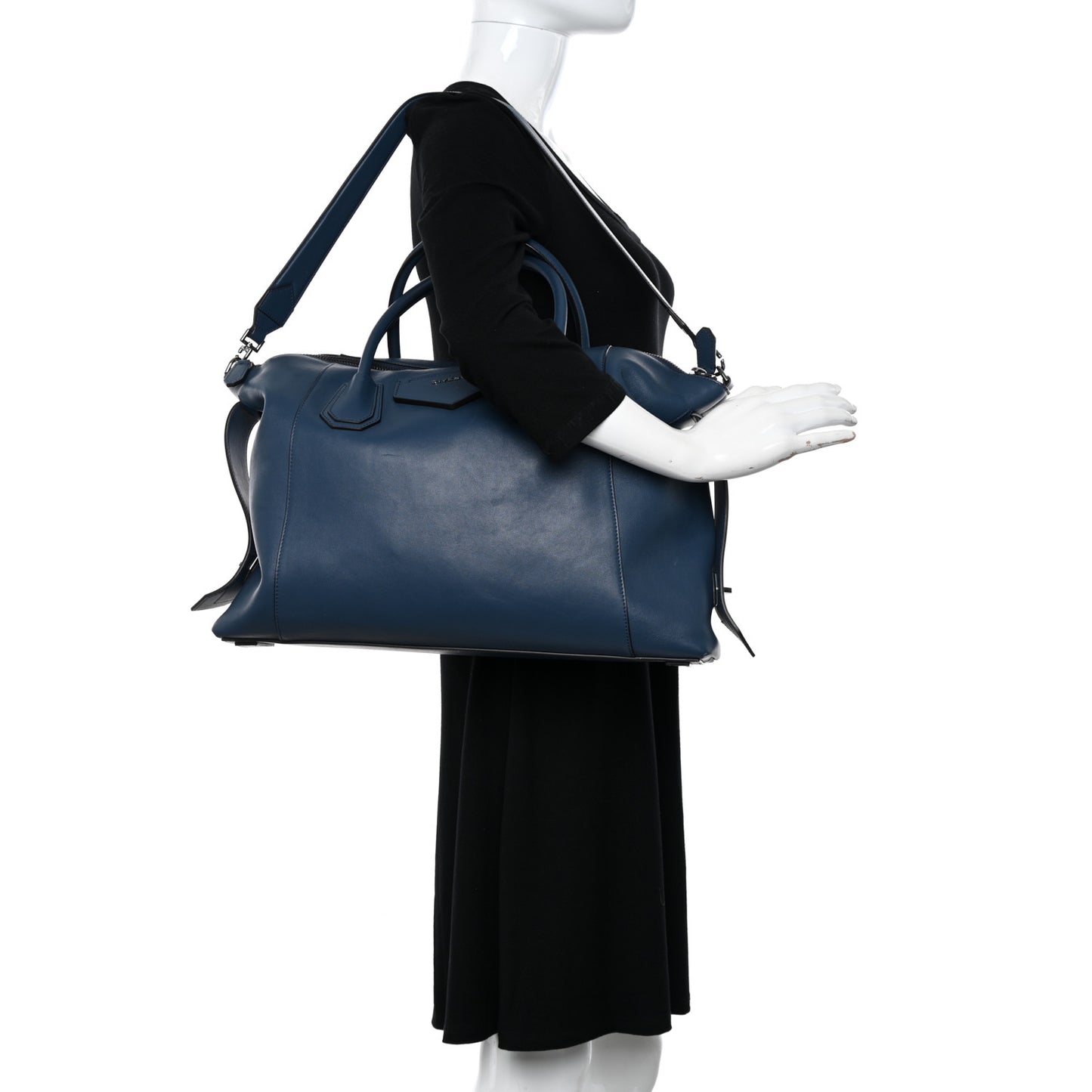 Smooth Calfskin Medium Soft Antigona Midnight