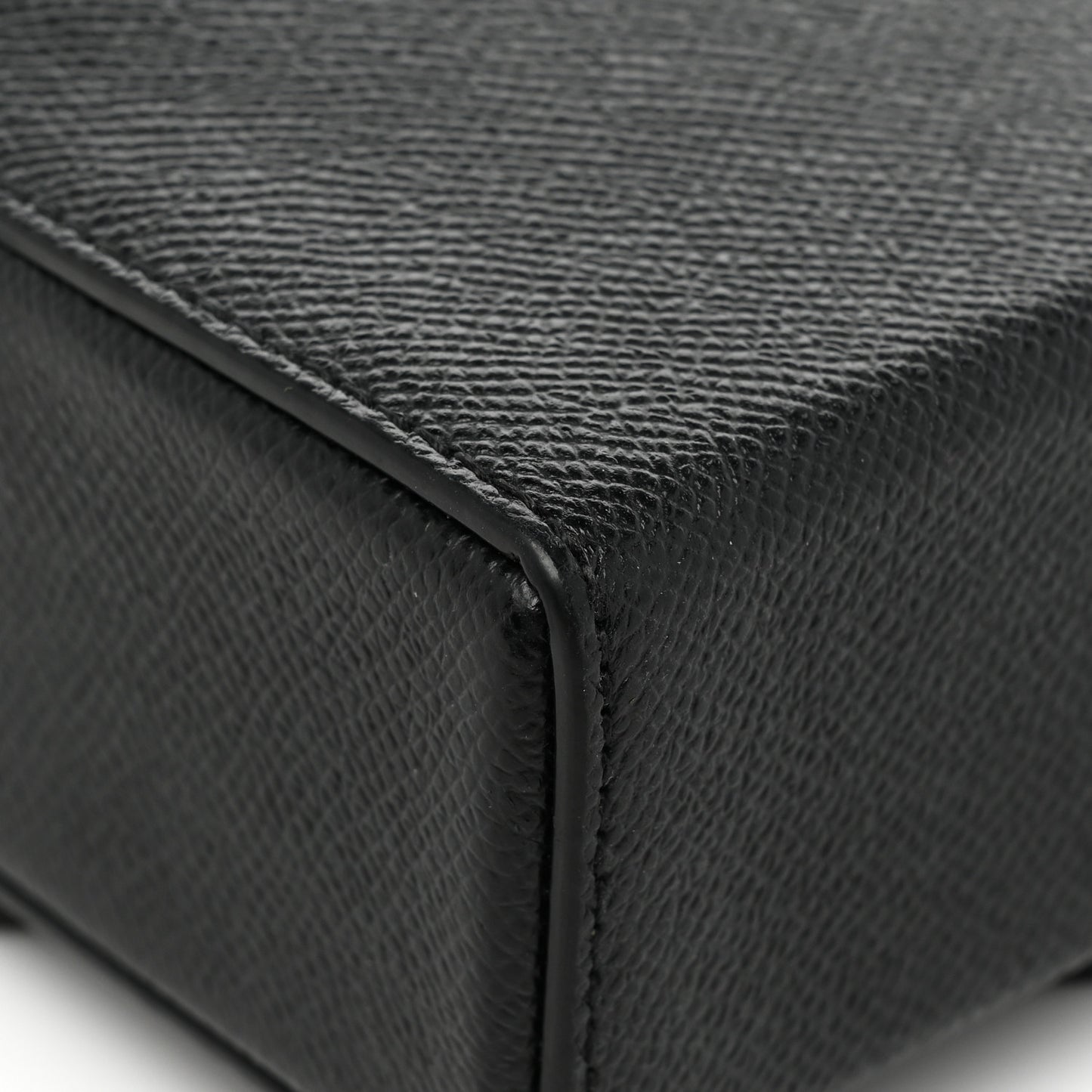 Ultra Matte Grained Calfskin 30 Montaigne Box Bag Black