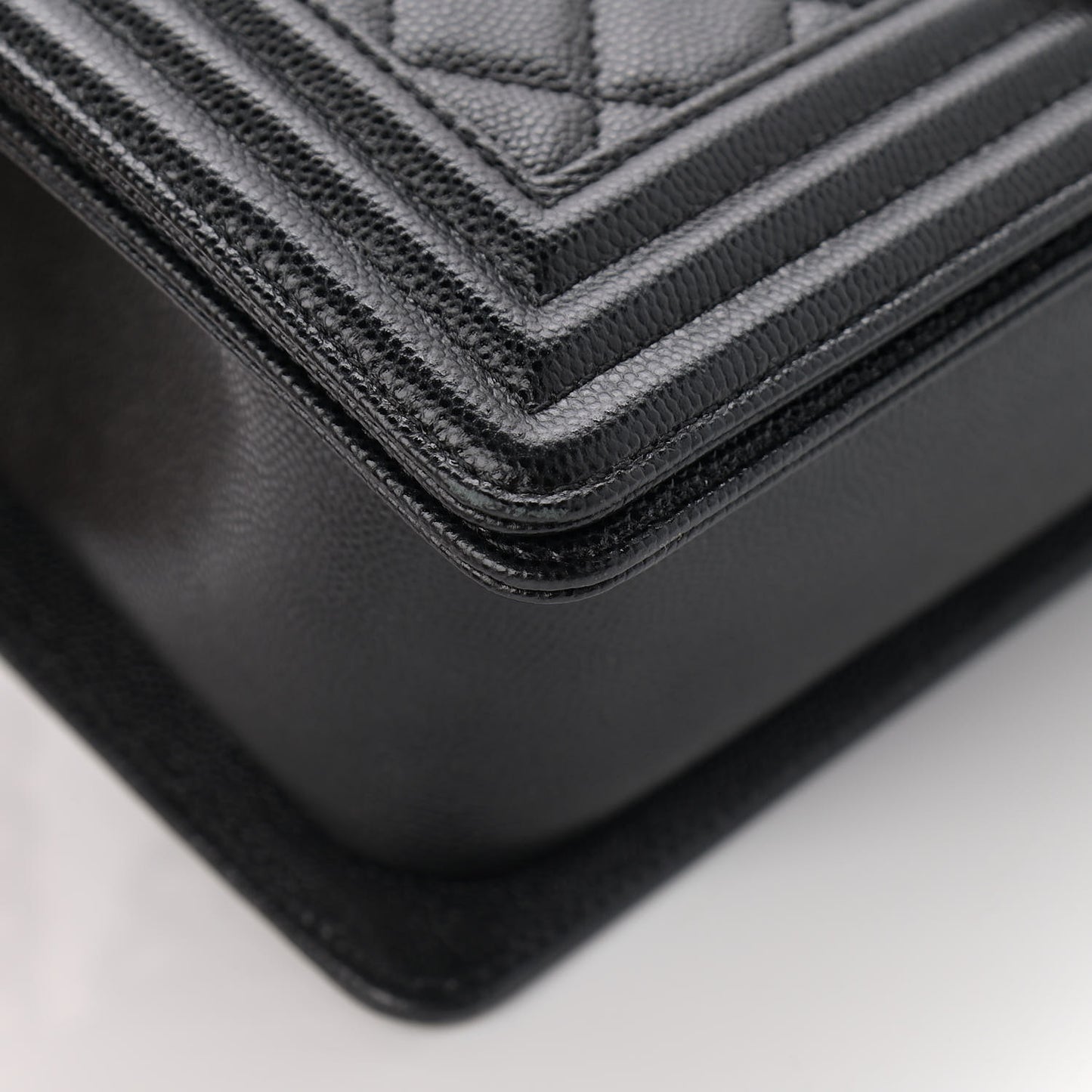 Caviar Quilted Medium Boy Flap Black