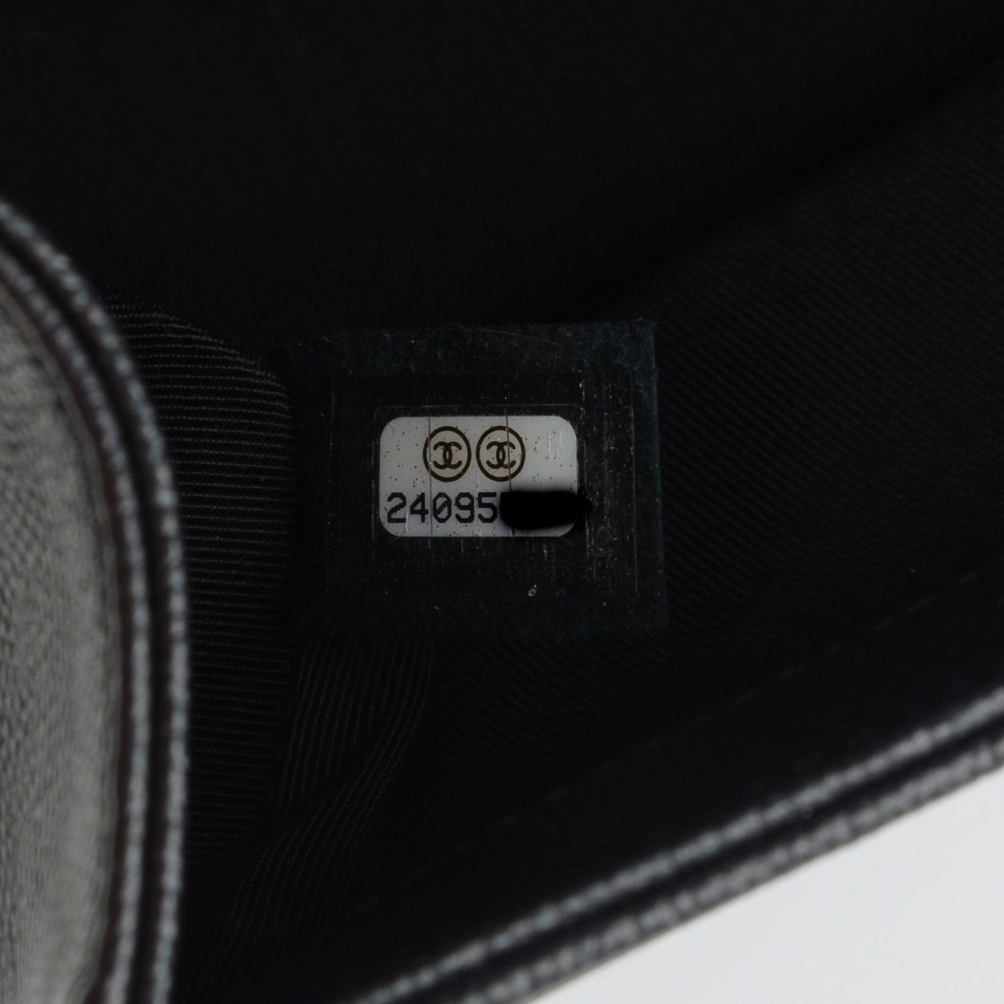 Caviar Quilted Medium Boy Flap So Black