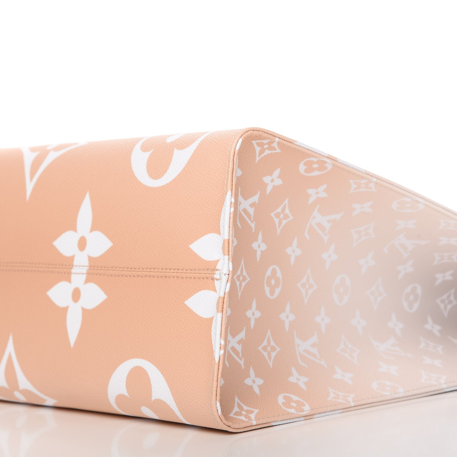 Louis Vuitton Monogram Giant By The Pool Onthego GM Brume 7 of 10