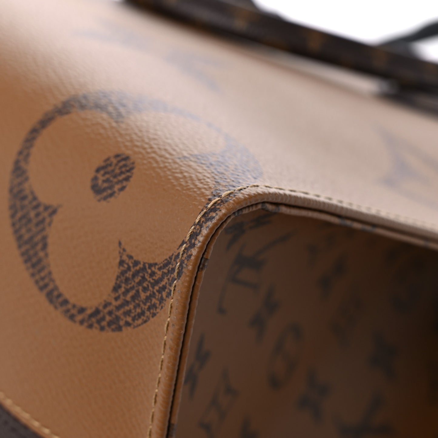 Reverse Monogram Giant Onthego MM