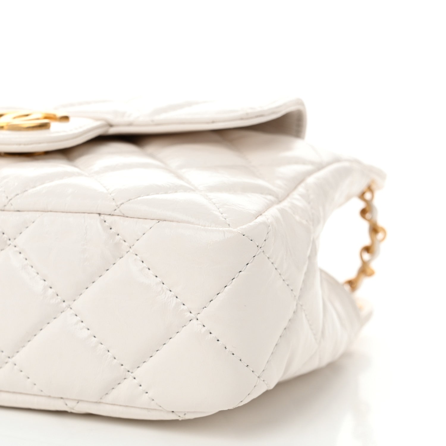 CHANEL ホワイトベージュ キルティングバッグ Chanel Shiny Crumpled Calfskin Quilted Small Wavy CC Hobo White