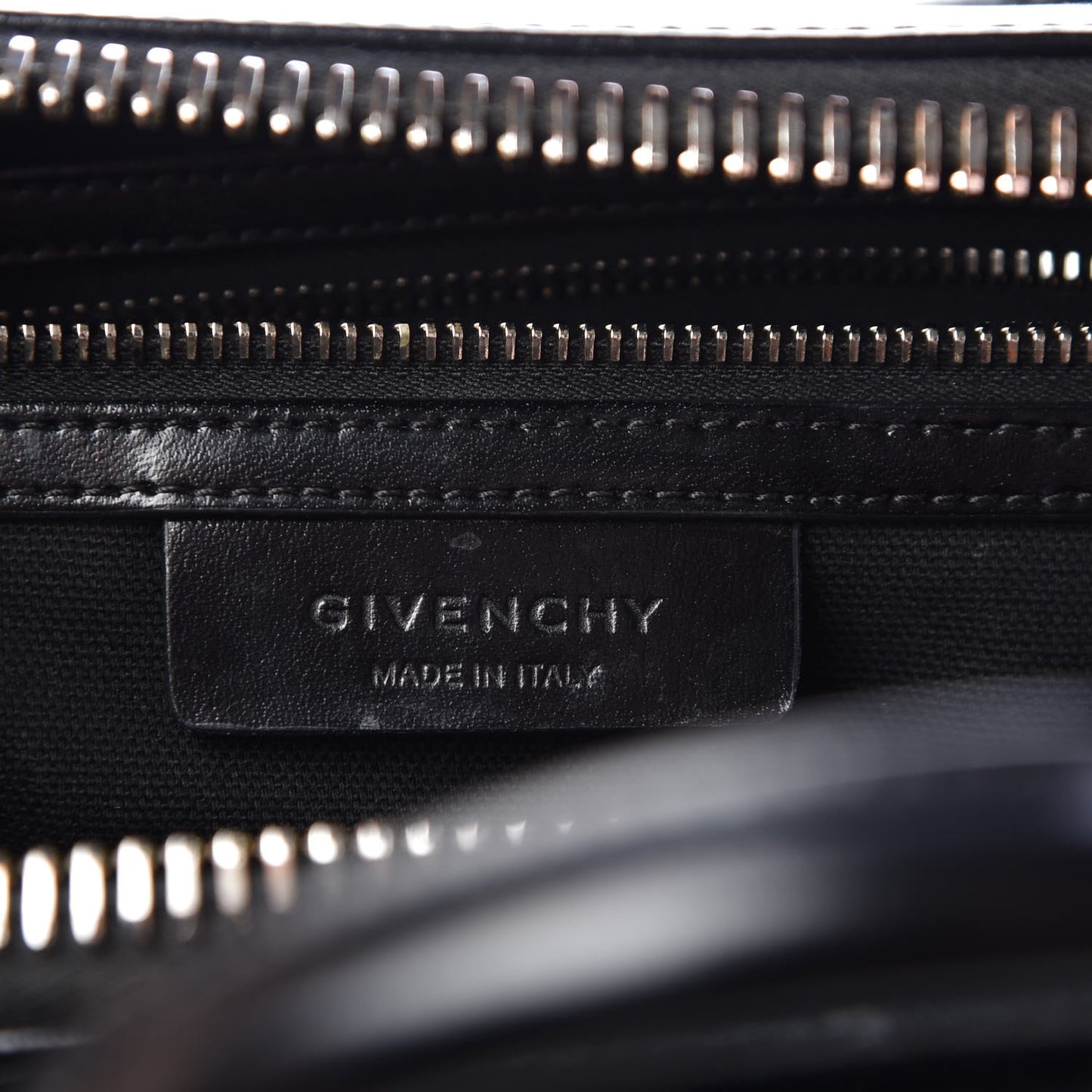 Shiny Lord Calfskin Medium Antigona Black