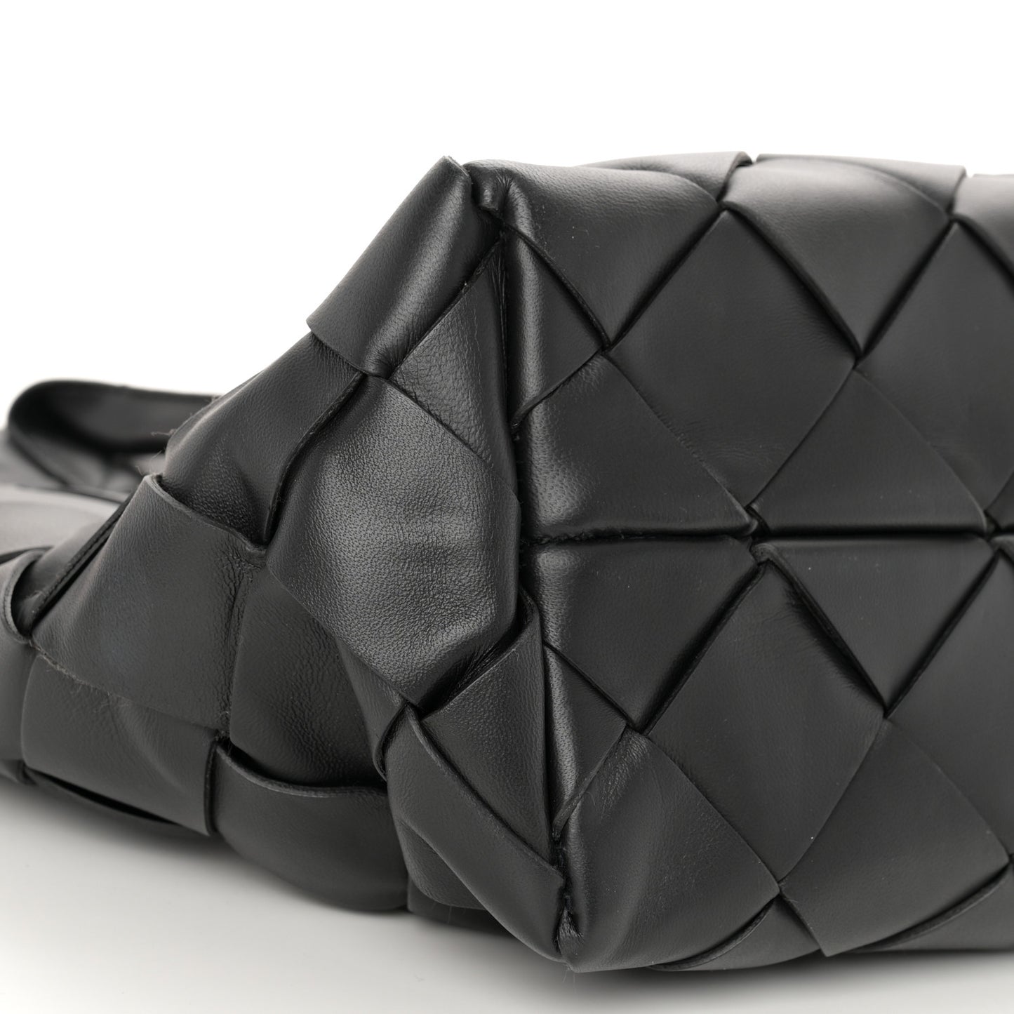 BOTTEGA VENETA Nappa Maxi Cabat 30 Black