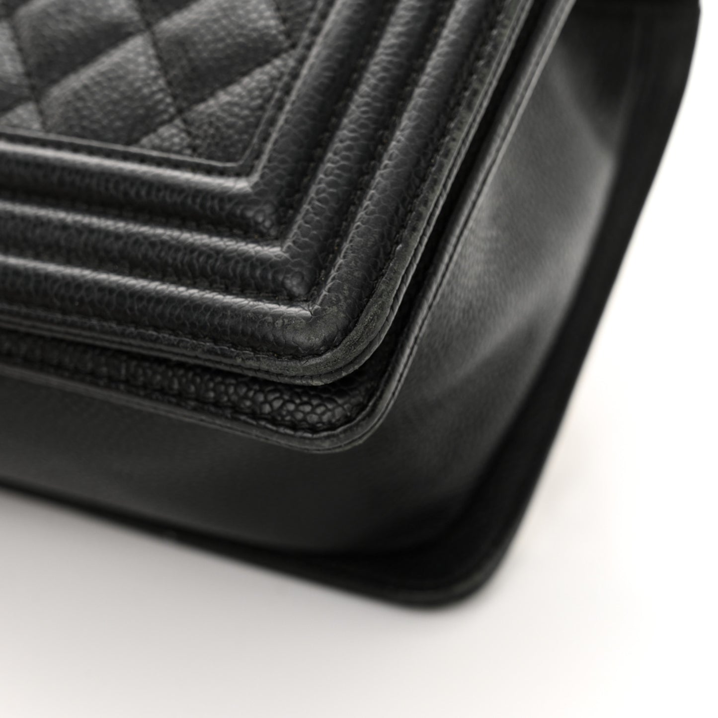Caviar Quilted Medium Boy Flap Black