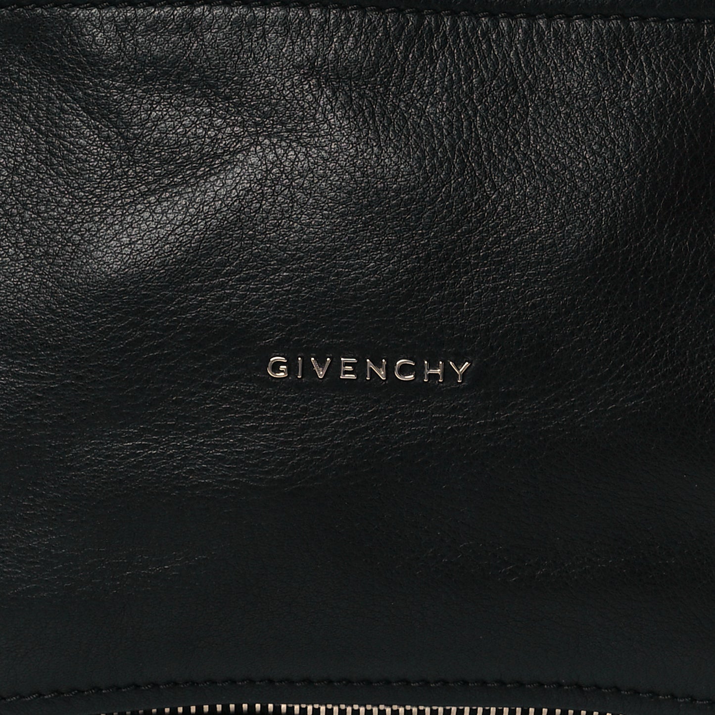 Pebbled Calfskin Medium Pyramid Stud Pandora Black
