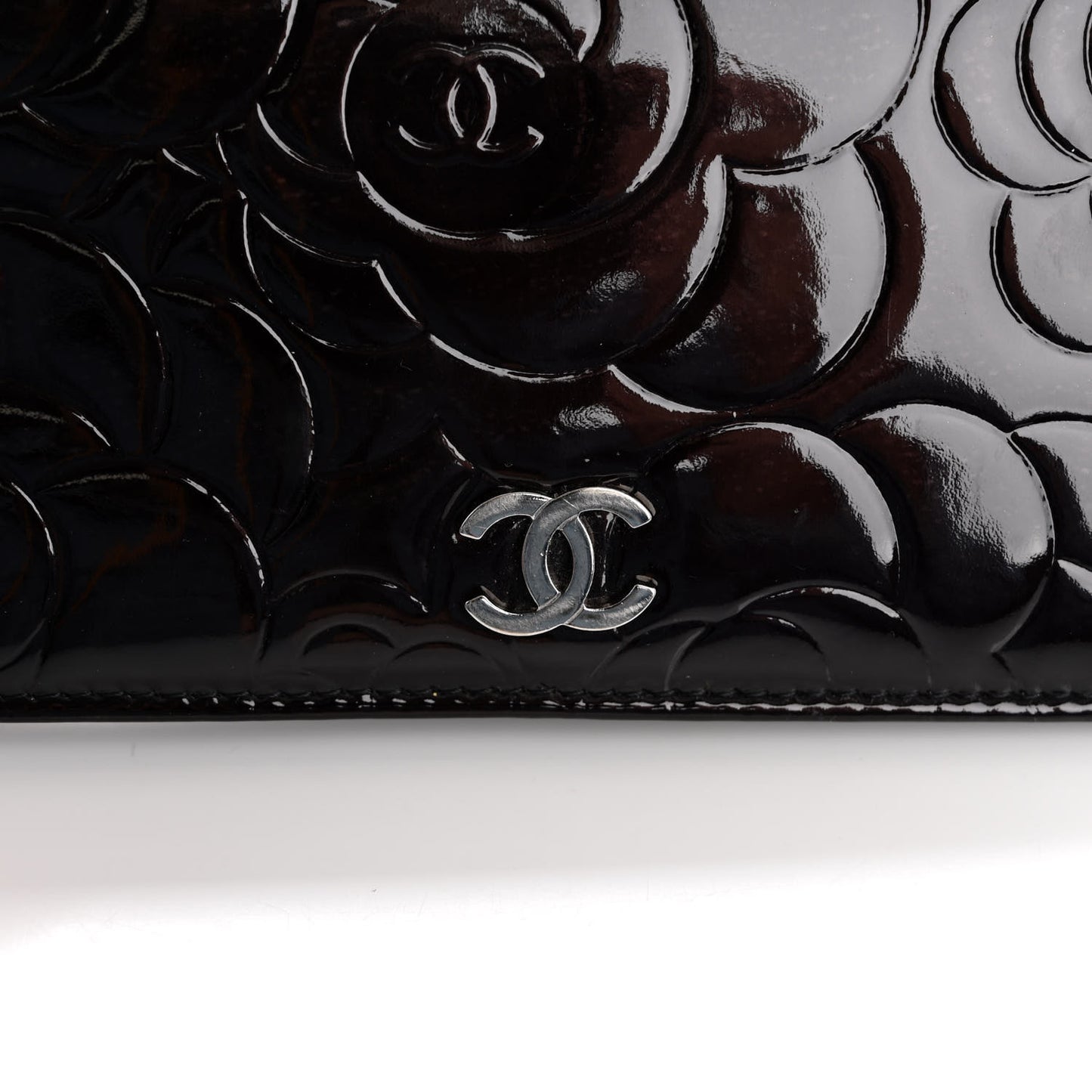 Patent Camellia Embossed Yen Wallet Black
