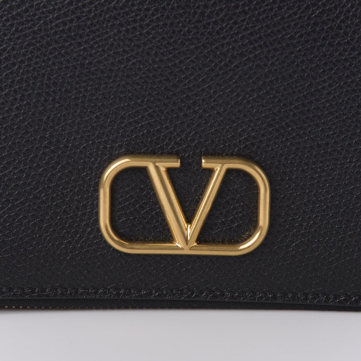 Grained Calfskin Vlogo Zip Around Wallet Black