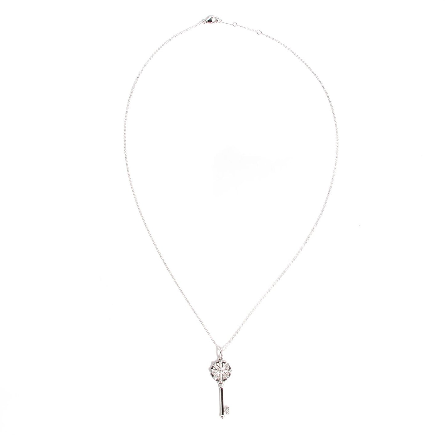 18K White Gold Diamond Floral Pendant Necklace