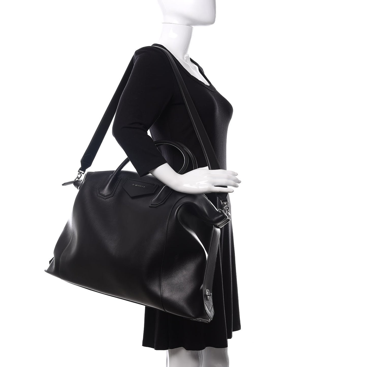 Smooth Calfskin Large Soft Antigona Black
