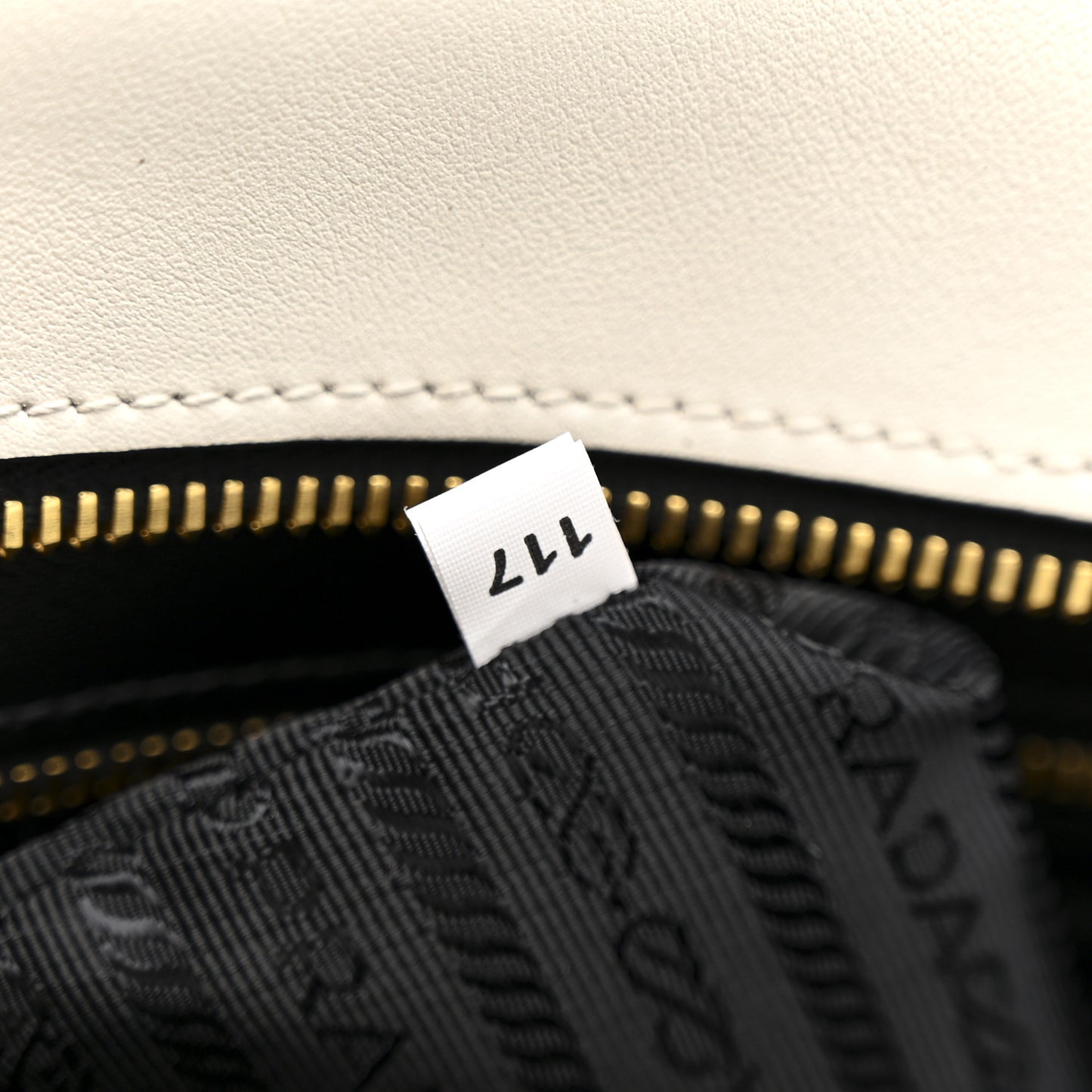 Saffiano City Calfskin Medium Esplanade White Black