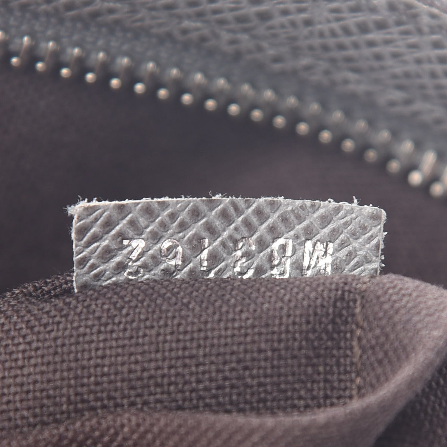 Louis Vuitton Taiga Sasha Messenger Glacier 6 of 8