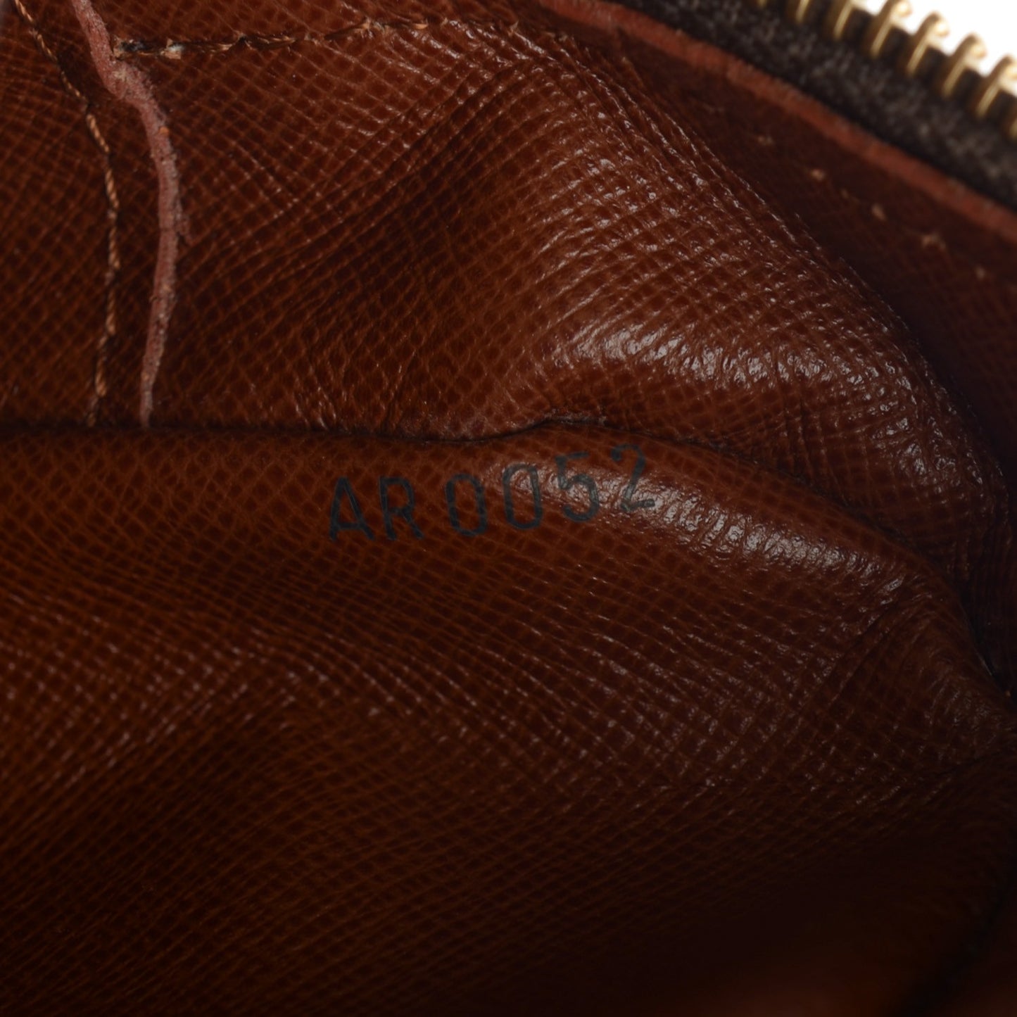 Monogram Nil 28