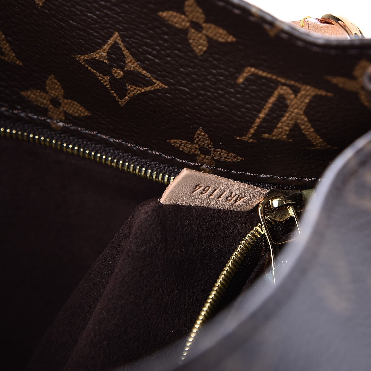 Louis Vuitton Monogram Metis 7 of 7