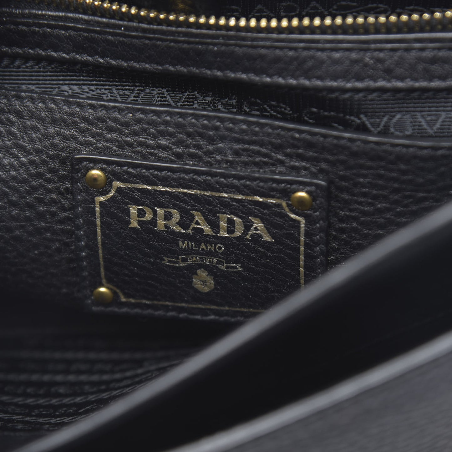 Vitello Daino Push Lock Messenger Bag Black