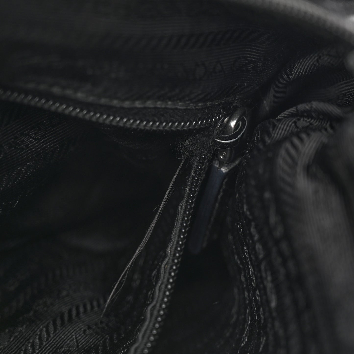 Nylon Vela Messenger Black