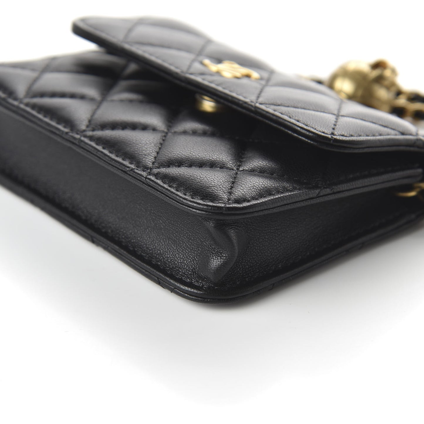 Lambskin Quilted Pearl Crush Clutch With Chain Black