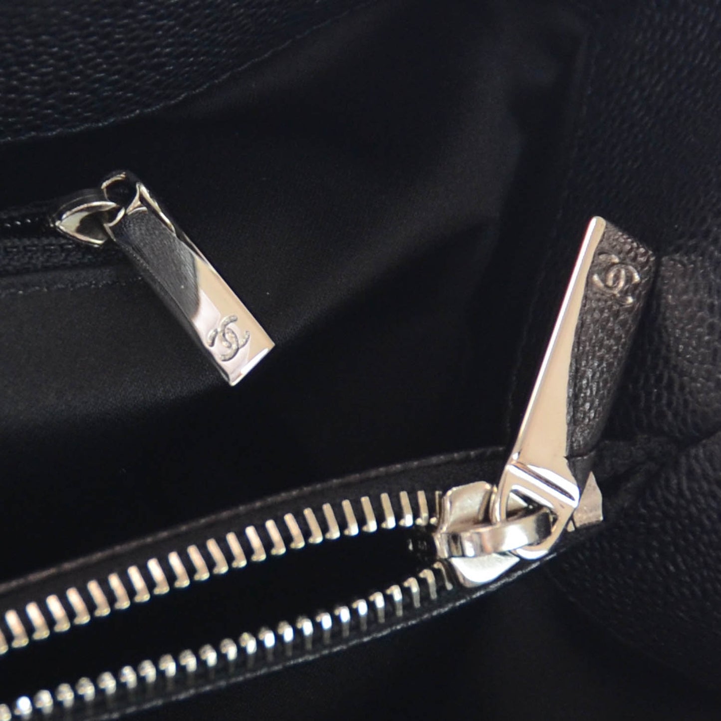 Caviar XL Grand Shopping Tote GST Black