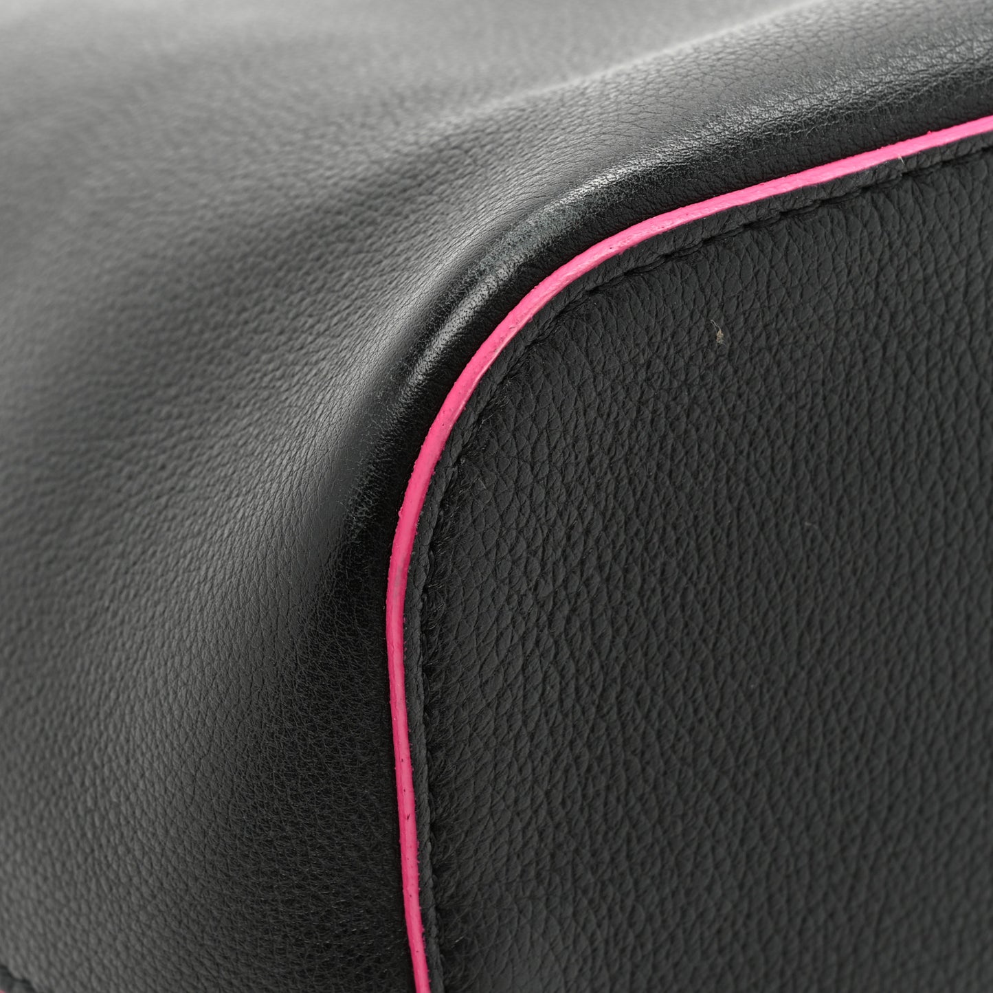 Calfskin Lockme Bucket Black